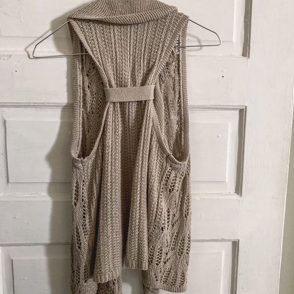 Crocheted sleeveless tan shrug - Picture 4 of 4